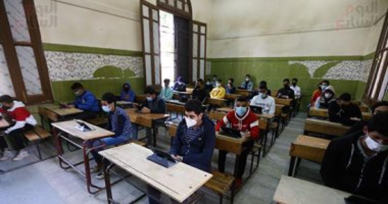 طلاب أولى ثانوى بالجيزة يبدأون غدا امتحانات الترم الأول فى اللغة العربية