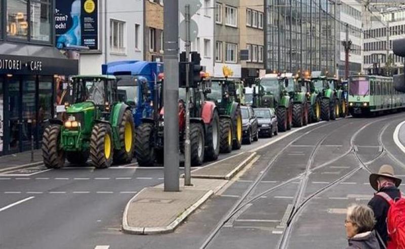 المزارعون الألمانيون يحتجون ضد السياسة الزراعية للحكومة ويغلقون الطرق