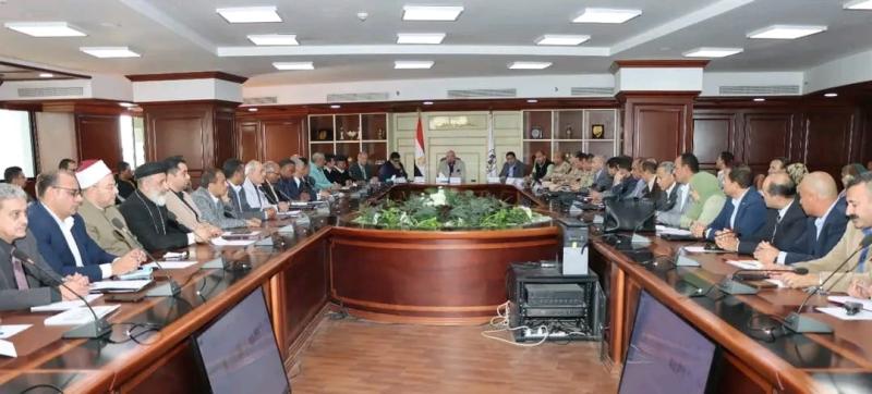 محافظ بني سويف يعقد اجتماعاً  تنسيقياً لتنفيذ مشروع التدريب العملي المشترك ”صقر”