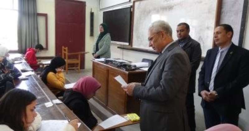 رئيس جامعة المنيا يتفقد اختبارات الفصل الدراسى الأول بـ”الجامعة الأهلية”