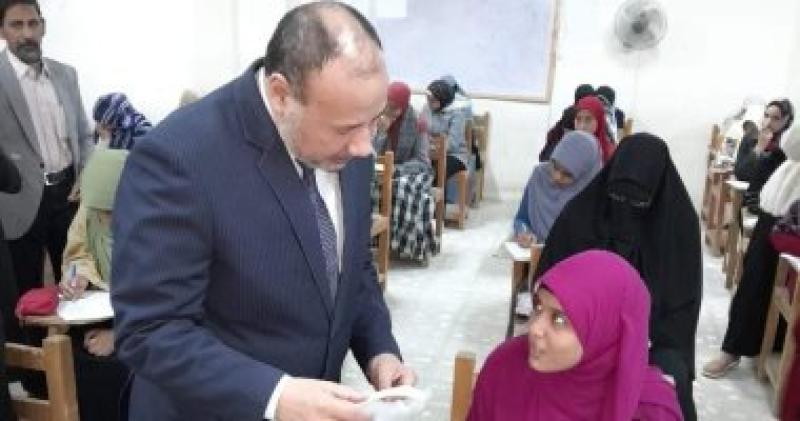نائب رئيس جامعة الأزهر يتابع انتظام سير أعمال امتحانات نصف العام