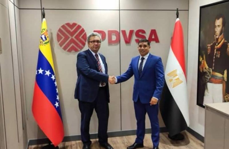 سفير مصر لدى فنزويلا يلتقي بوزير البترول الفنزويلي