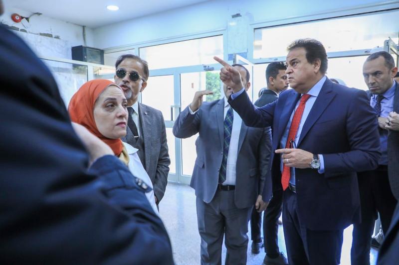 وزير الصحة يتفقد أعمال التطوير الجارية بمستشفى الشيخ زايد المركزي (صور)