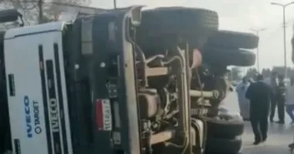 تعطل الحركة المرورية على طريق القاهرة الإسكندرية الزراعى بسبب انقلاب تريلا