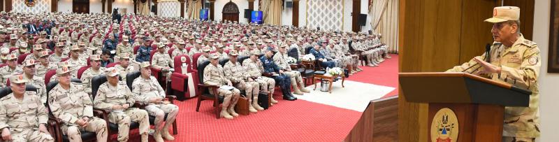 وزير الدفاع يلتقى عدد من قادة وضباط القوات المسلحة.. (فيديو وصور)