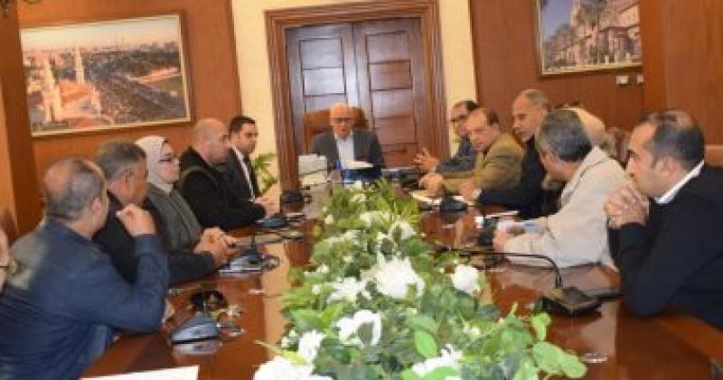 محافظ بورسعيد أثناء الاجتماع مع رؤساء الأحياء