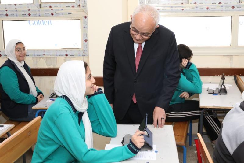 وزير التربية والتعليم يتفقد امتحانات الفصل الدراسى  الأول للشهادة الإعدادية بالجيزة