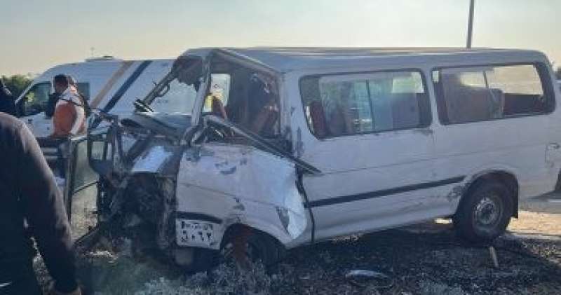 إصابة 15 شخصًا فى حادث تصادم ميكروباص وملاكي على الطريق الصحراوي بالمنيا