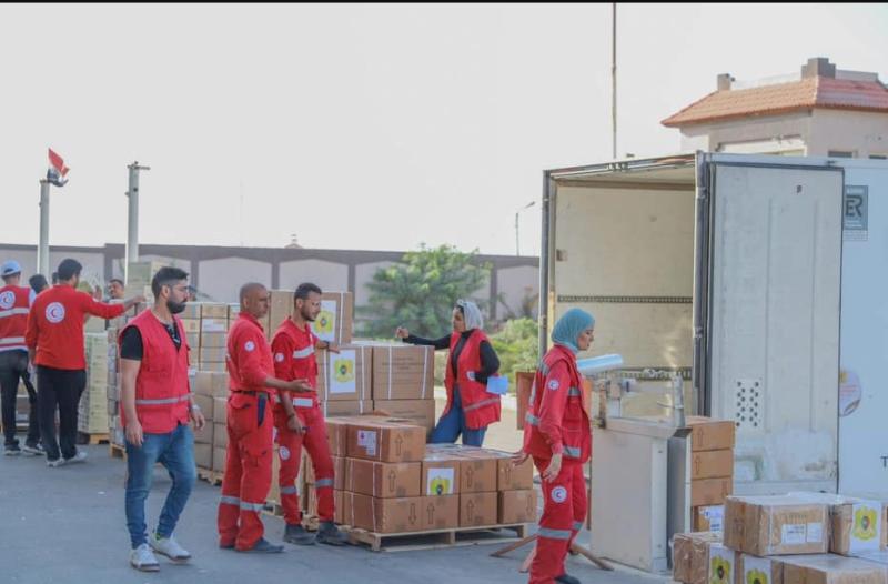الهلال الأحمر المصري يسلم نظيره الفلسطيني 80 شاحنة مساعدات عبر معبر رفح