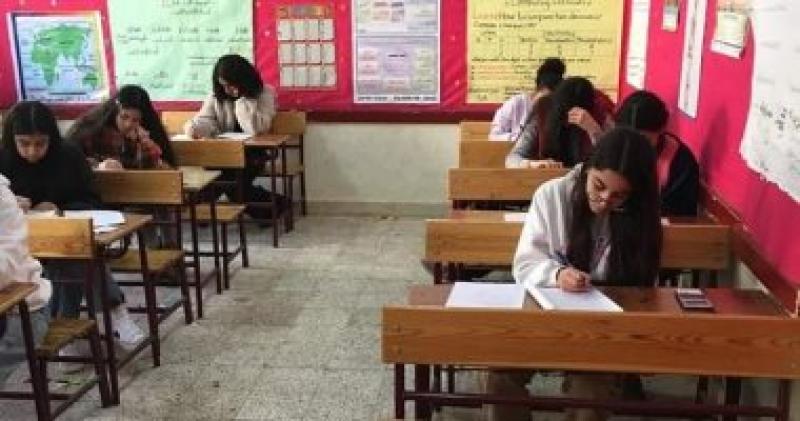 طلاب ثانية ثانوى بالجيزة ينهون امتحان اللغة الأجنبية الثانية والرياضيات والجغرافيا