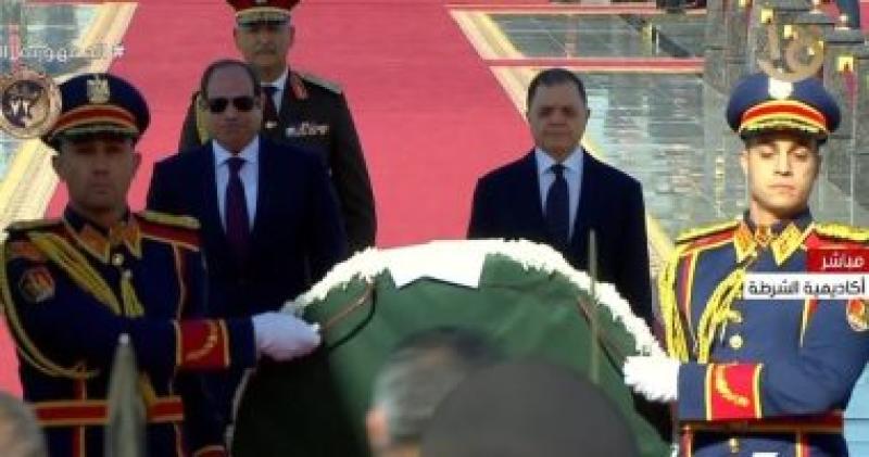 الرئيس السيسى يضع إكليلاً من الزهور على النصب التذكارى بأكاديمية الشرطة