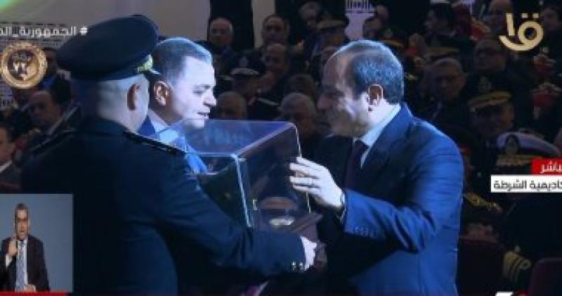 وزير الداخلية يقدم هدية تذكارية إلى الرئيس السيسي