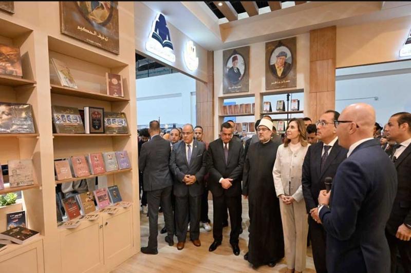 رئيس الوزراء يتفقد جناح الأزهر بمعرض الكتاب