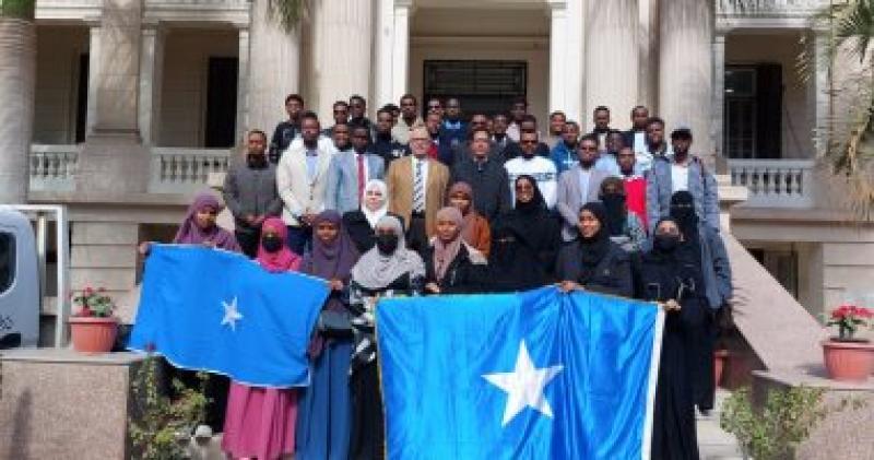 الدكتور ناصر الجيزاوي رئيس جامعة بنها و الطلاب الصوماليين الوافدين