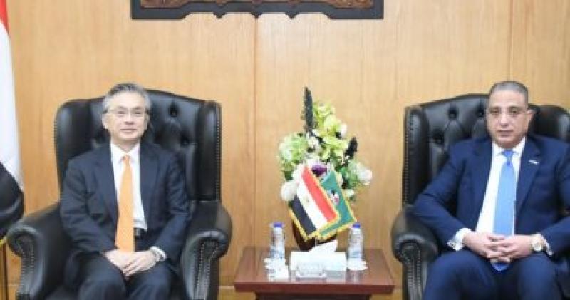 الدكتور احمد الأنصاري محافظ الفيوم و أوكا هيروشي سفير اليابان بمصر