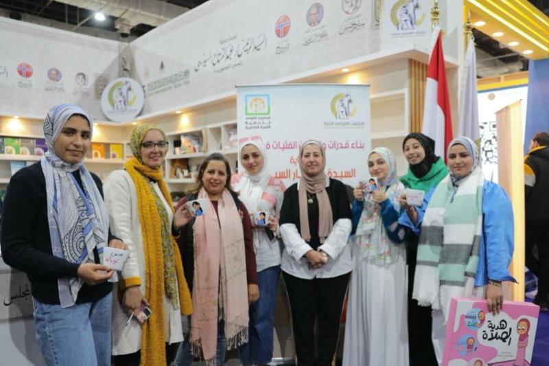 مبادرة ”نورة” لتمكين الفتيات تخطف أنظار زوار معرض الكتاب بجناح المجلس القومى للمرأة (صور)