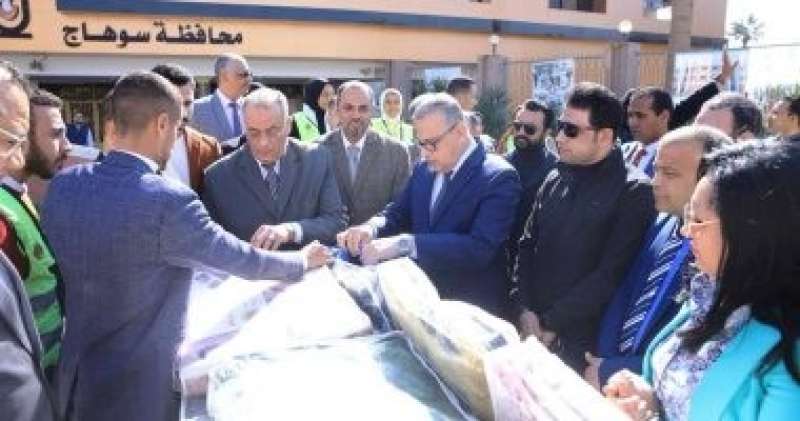 محافظ سوهاج يدشن حملة ”شتاء دافئ” لتوزيع 1500 بطانية للأسر الأولى بالرعاية