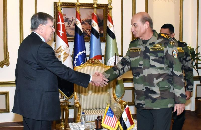 وزير الدفاع يلتقى المبعوث الأمريكى الخاص بالقضايا الإنسانية للشرق الأوسط (صور)