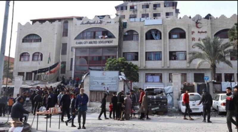 الاحتلال الاسرائيلي يقتحم ساحة مستشفى الأمل في غزة وسط إطلاق النار