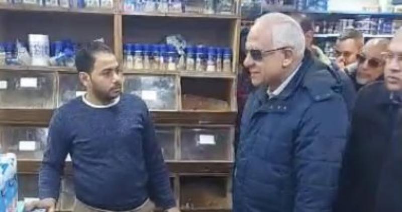 محافظ الجيزة يفاجئ أحد السلاسل التجارية بشارع فيصل