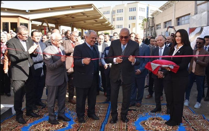 رئيس العربية للتصنيع يفتتح منفذا لبيع المنتجات المختلفة للعاملين بوحدات الهيئة بمصر الجديدة (صور)