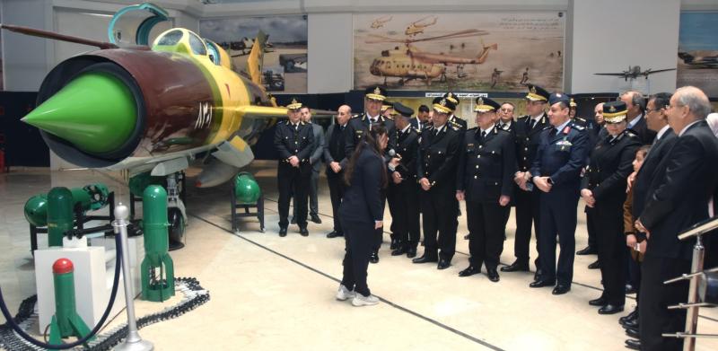 القوات المسلحة تنظم زيارة لقادة وضباط هيئة الشرطة وعدد من أسر الشهداء لمتحف القوات الجوية (صور)