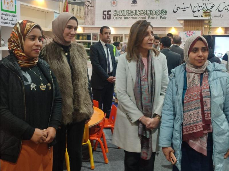 وزيرة الثقافة تشيد بجناح  المجلس القومى للمرأة  فى معرض الكتاب