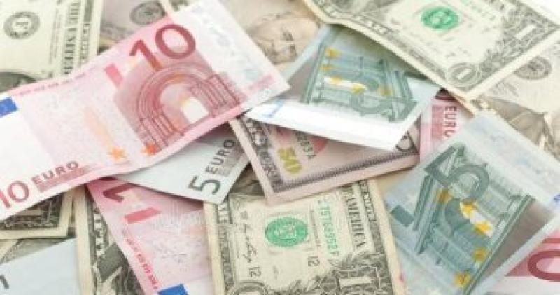 استقرار أسعار العملات العربية والأجنبية في بداية تعاملات اليوم داخل البنوك