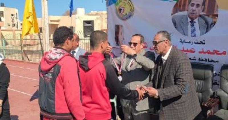 محافظ شمال سيناء يسلم الميدليات للفائزين