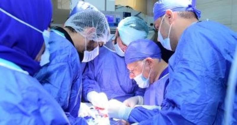 رئيس جامعة سوهاج يجرى عملية جراحية دقيقة لطفلة استغرقت 9 ساعات