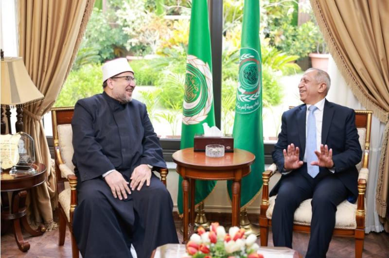 رئيس الأكاديمية العربية يستقبل وزير الأوقاف بمقر الأكاديمية العربية الرئيسى بأبوقير