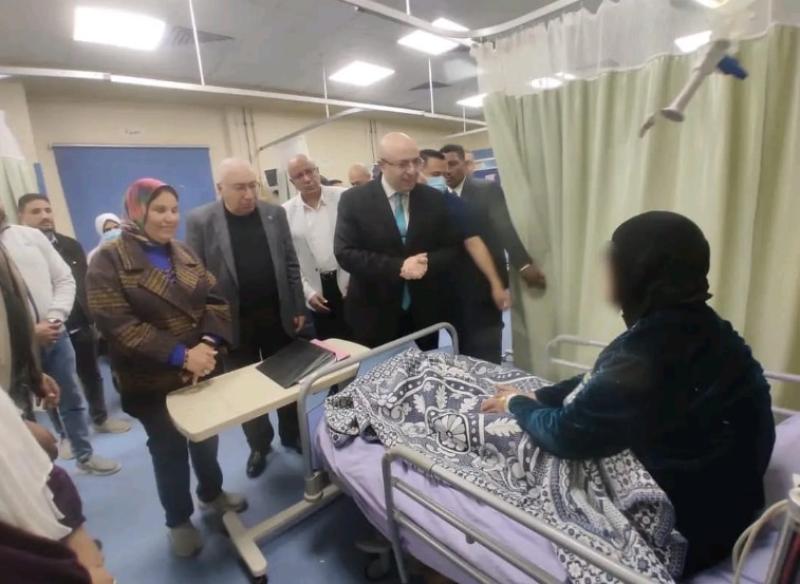 محافظ بني سويف يطمئن على المرضى الفلسطينيين أثناء تلقيهم العلاج بالمستشفى الجامعي