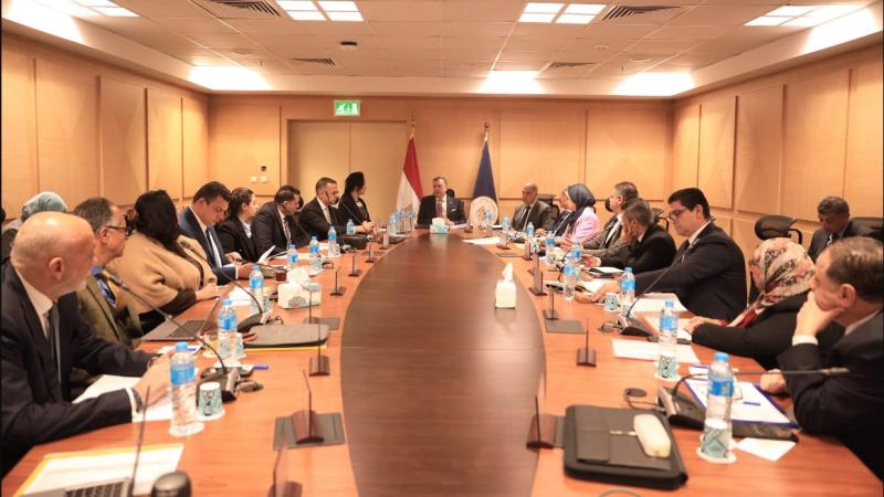 وزير السياحة والآثار يعقد اجتماعاً موسعاً لمناقشة سبل تطوير منتج السياحة النيلية في مصر
