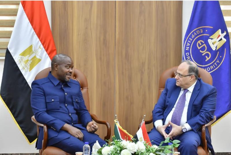 رئيس هيئة الدواء المصرية يبحث مع سفير جنوب أفريقيا سبل تعزيز التعاون بين البلدين (صور)