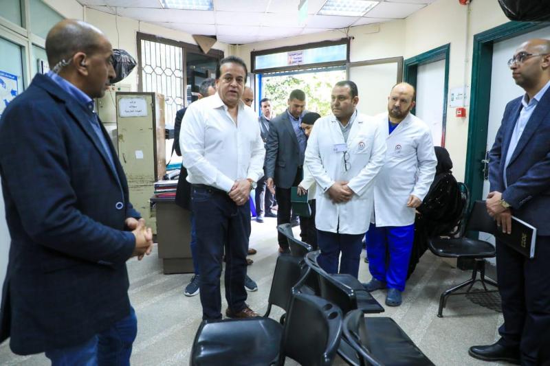 وزير الصحة يتفقد مستشفى الأطفال التخصصي في بـ«بنها» ويوجه بصرف مكافأة شهر لكافة العاملين