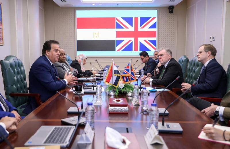وزير الصحة يستقبل السفير البريطاني بالقاهرة لبحث سبل التعاون بين البلدين (صور)