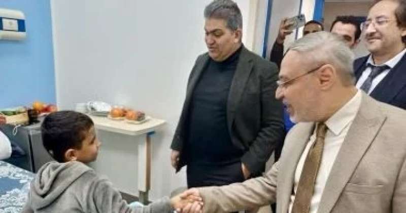رئيس جامعة طنطا يزور مصابى غزة فى المستشفيات الجامعية