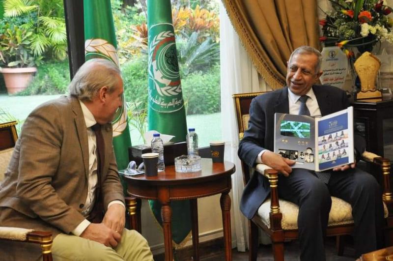 رئيس الأكاديمية العربية  يستقبل قنصل المملكة المتحدة  لتعزيز التعاون المشترك