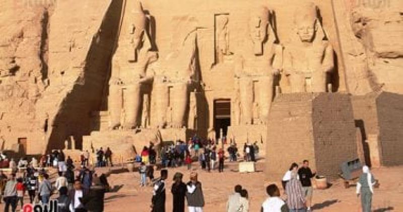 السياح بمحيط معبد أبو سمبل