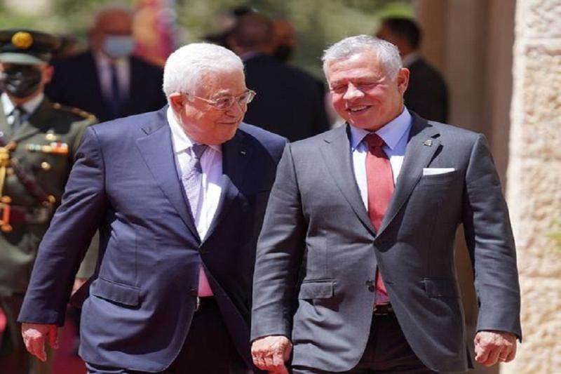 العاهل الأردني والرئيس الفلسطيني يشددان على ضرورة وقف الحرب على غزة