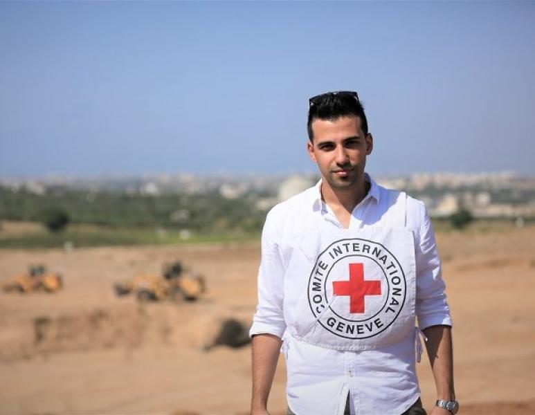الدكتور هشام مهنا المتحدث باسم اللجنة الدولية للصليب الأحمر في غزة