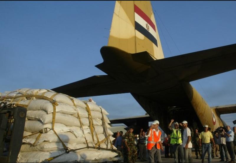 مصادر رفيعة المستوى: إسقاط 45 طنا من المساعدات الإنسانية المصرية لقطاع غزة