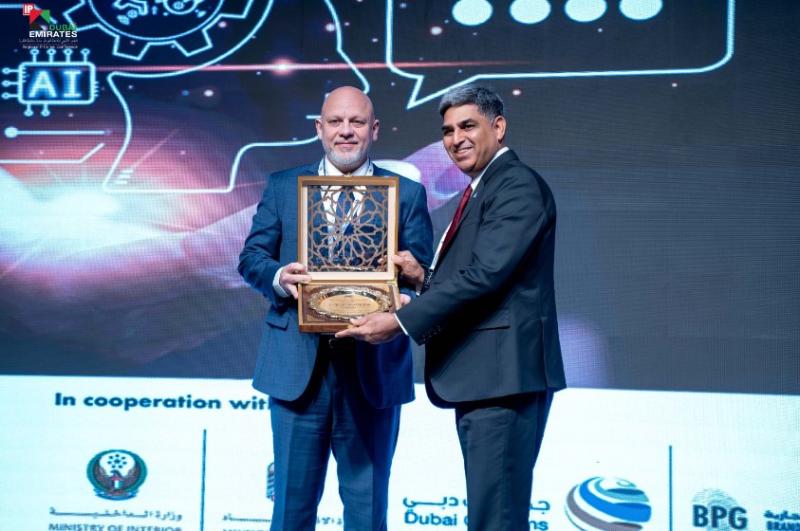أسامه البيطار يكرم ممثل  الأنتربول الدولي في مؤتمر دبي