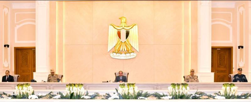 الرئيس السيسي يجتمع مع وزير الدفاع ورئيس أركان حرب القوات المسلحة