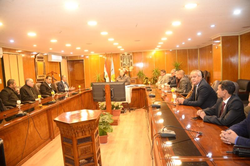 محافظ أسيوط يلتقي أمين حزب المصريين الأحرار وأعضاء هيئة المكتب بالمحافظة