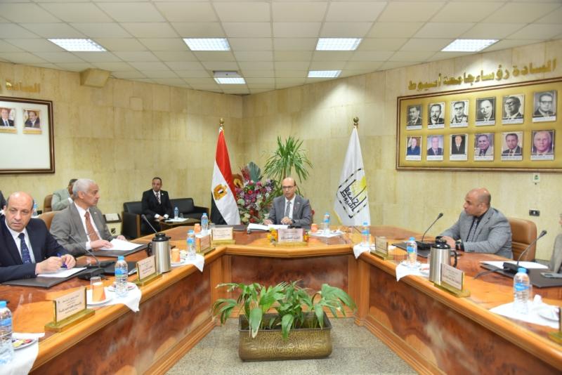 مجلس جامعة أسيوط يعقد اجتماعه الشهري برئاسة الدكتور أحمد المنشاوي