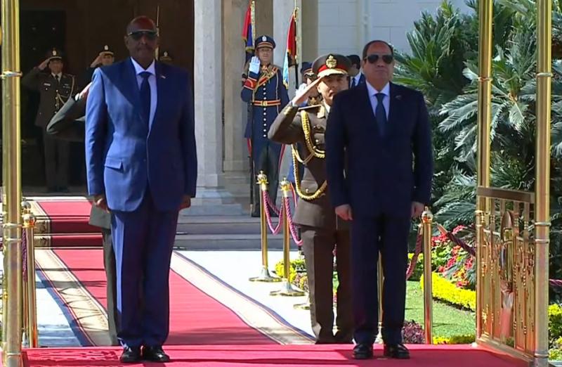 الرئيس السيسي والبرهان يستعرضان حرس الشرف بقصر الاتحادية