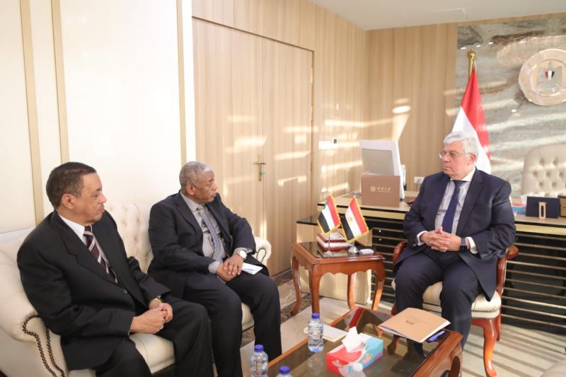 وزير التعليم العالي يلتقي السفير السوداني بالقاهرة لبحث سبل التعاون المشترك بين البلدين