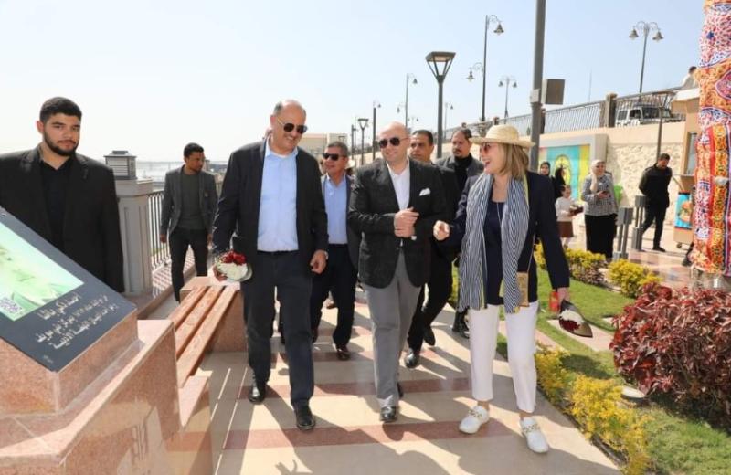 محافظ بنى سويف ومساعد وزير الخارجية يصطحبان سفراء أمريكا اللاتينية فى جولة بالممشى السياحى