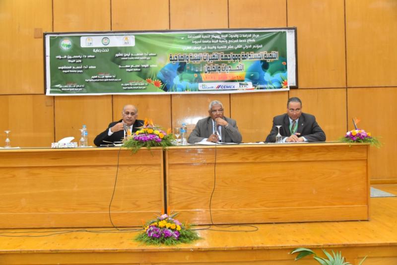 رئيس جامعة أسيوط يتلقى تقريراً يرصد الجلسات العلمية لمؤتمر التنمية والبيئة